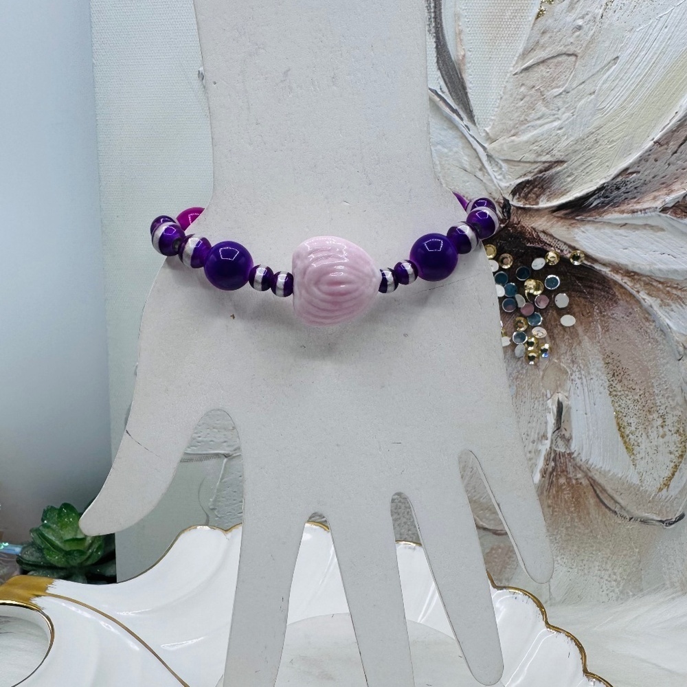 Vibrant Beaded Bracelet with Ceramic Heart Shell Accent